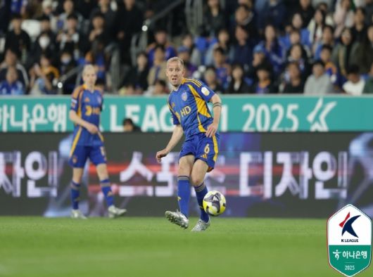 보야니치가 상대 수비 뒷공간을 향해 패스하고 있다. 사진=한국프로축구연맹