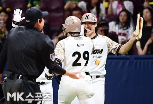 임지열이 24일 고척 KIA전에서 홈런을 친 뒤 송성문과 기쁨을 나누고 있다. 사진(고척 서울)=김영구 기자