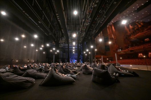 지난달 28일 서울 세종문화회관 대극장에서 진행된 ‘리스닝 스테이지’. 5월 공연한 서울시발레단의 요한 잉거 ‘워킹매드 & 블리스’ 삽입 음악을 무대 위에 누워 들어볼 수 있게 한 일회성 이벤트로, 공연 관람을 넘어선 새로운 극장 경험을 선사했다는 호평을 받았다. [사진 = 세종문화회관]