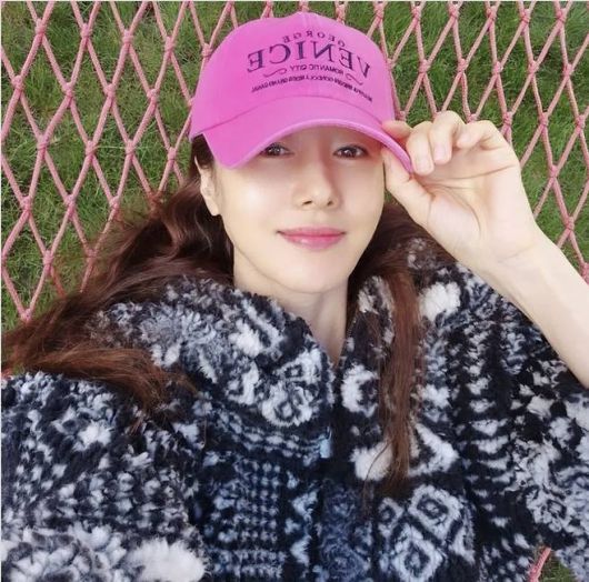 김지수는 핑크 컬러 볼캡과 블랙&화이트 플리스 아우터, 연청 데님 팬츠를 매치해 편안하면서도 감각적인 꾸안꾸룩을 선보였다.사진=김지수 SNS