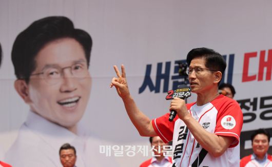 국민의힘 김문수 대선 후보가 30일 경기 이천시산림조합 앞 중리사거리에서 열린 유세에서 지지를 호소하고 있다.  25.05.30 [이충우 기자]