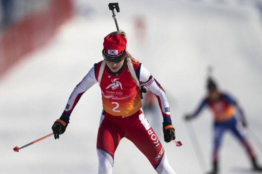 지난 2월에 열린 하얼빈 동계아시안게임 바이애슬론 여자 7.5km 스프린트 경기에서 역주하고 있는 예카테리나 압바꾸모바. 신화연합뉴스