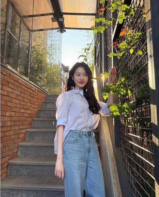 빛에 물든 셔츠와 따뜻한 미소가 봄날의 정서를 고스란히 담아냈다.사진=장다아 SNS