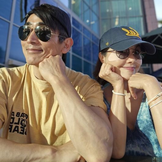 두 사람이 턱을 괴고 나란히 앉아 찍은 셀카에서는 특유의 위트와 편안함이 묻어난다.사진=차인표 sns