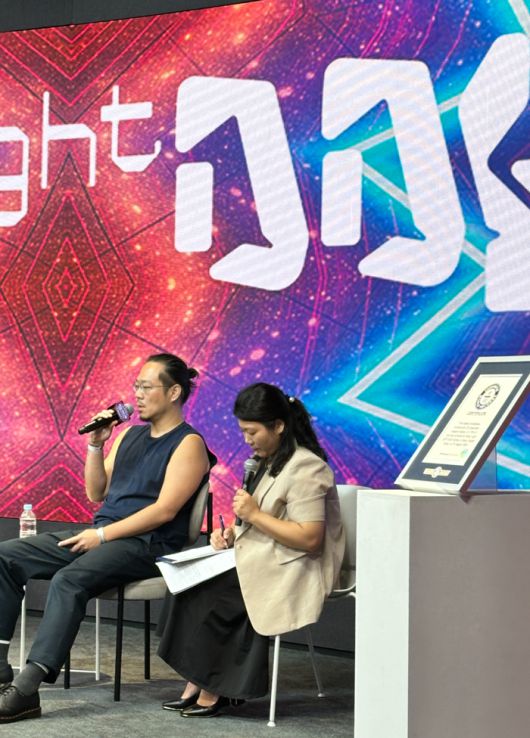 설명하고 있는  대만 아티스트 아카 창 / 사진=권효정 여행+ 기자