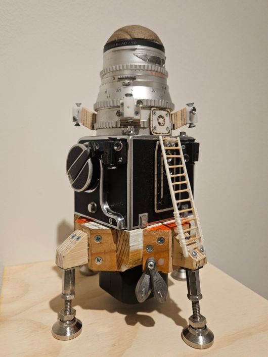 SLR 카메라 렌즈 부분을 활용해 만든 톰 삭스의 소형 착륙선 모형 작품. 송경은 기자