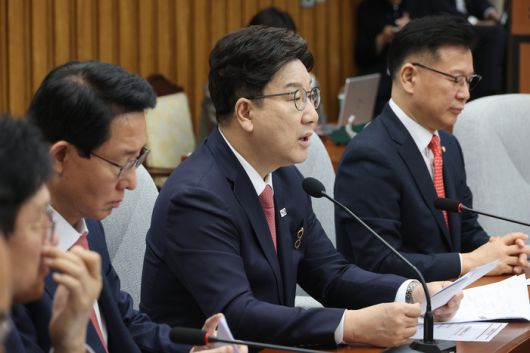 권성동 국민의힘 원내대표가 18일 서울 여의도 국회에서 열린 원내대책회의에서 발언하고 있다. [사진 출처 = 연합뉴스]