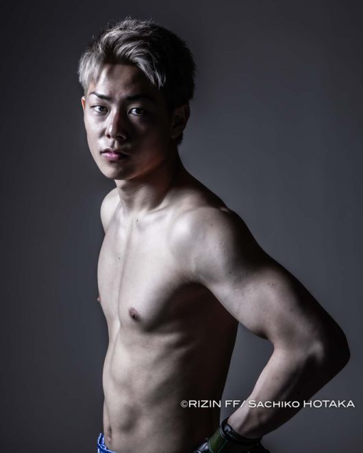 일본 종합격투기 파이터 미우라 고타 2023년 5월 라이진 42 프로필. 고타는 1992년 제10회 아시아축구연맹 아시안컵 최우수선수 미우라 가즈요시의 둘째 아들이다. 사진=RIZIN FF