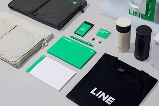 라인의 웰컴키트는 노트북 파우치, 텀블러, 티셔츠, 메모패드와 필기구, 웹캠커버 등으로 구성돼 있다. (라인 제공)