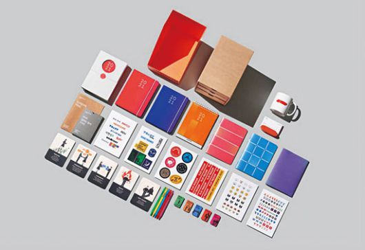 MZ세대 직원 비중이 높은 테크 기업의 웰컴키트는 소속감과 실용성, 미감에 초점을 맞췄다. NHN, 라인 등은 국제 디자인 어워드의 상을 받을 정도로 웰컴키트 디자인에 공을 들였다. 사진은 토스(위)와 NHN(아래)의 웰컴키트. (각 사 제공)