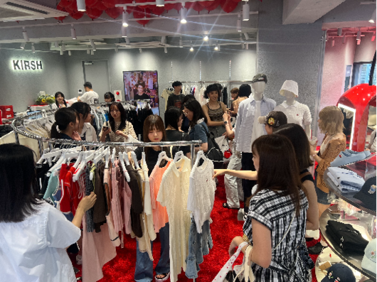 키르시가 올해 7월 도쿄 하라주쿠에 플래그십 스토어를 낼 당시 매장 현장. 일본 고객으로 인산인해를 이뤘다.(하이라이트브랜즈 제공)