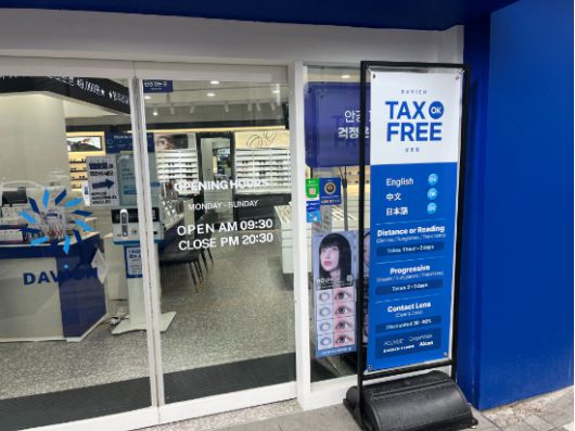 다비치안경 명동점에 외국인 손님들을 위한 안내문이 비치되어 있다. (류승현 인턴기자)
