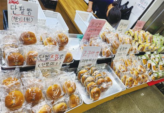 이대역에 있는 1000원 빵집에 단팥빵, 모카번, 고구마빵 등 갖가지 종류의 1000원 빵들이 진열돼 있다. (조동현 기자)