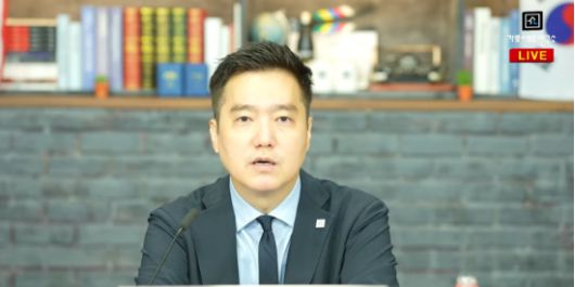 쯔양의 명의도용 임신중절 수술 등 의혹을 제기하는 유튜브 채널 ‘가로세로연구소’의 김세의. 가세연 유튜브 캡처