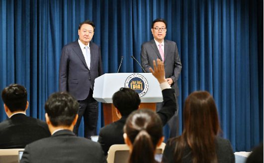 윤석열 대통령과 정진석 대통령 비서실장이 용산 대통령실 청사에서 취재진 질문을 받고 있다. (매경 DB)