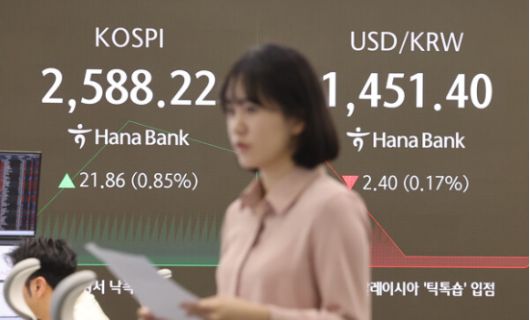 17일 서울 중구 하나은행 딜링룸 현황판에 코스피지수가 표시되고 있다. (연합뉴스)