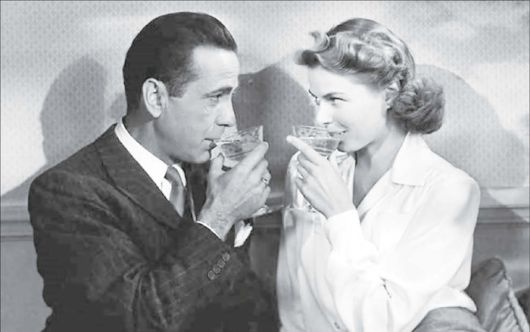 영화 ‘카사블랑카’의 건배 장면. 험프리 보가트는 잉그리드 버그먼과 술잔을 부딪치며 “Here‘s looking at you, kid”라 말한다. 이 문장은 일본어로 “그대의 눈동자에 건배”로 번역되었다. 번역 역사상 가장 멋진 오역으로 꼽힌다.