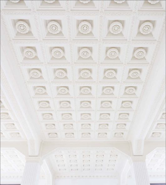 더 헤리티지에 입점한 샤넬 매장에서 올려다본 천장 석고 부조. (신세계백화점 제공)