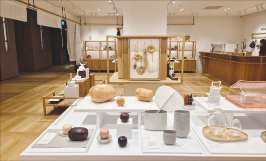 더 헤리티지 지하 1층 기프트숍에는 다양한 한국 공예품을 판매 중이다. (나건웅 기자)