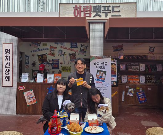 팝업스토어 ‘멍치킨상회’에서 체험을 즐기고 있는 참가자들.