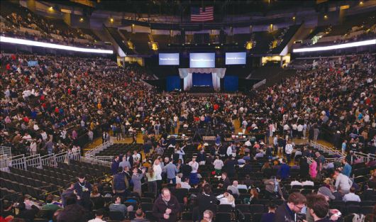 워런 버핏 버크셔해서웨이 회장 겸 최고경영자(CEO·95)는 제60회 연례 주주총회에서 주주 4만여명이 운집한 가운데 은퇴를 선언했다. 참석자들은 이내 박수로 60년 투자 현역의 은퇴를 축하했다. (AP=연합뉴스)