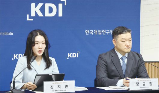 한국개발연구원(KDI) 경제전망실 김지연 전망총괄(왼쪽)이 지난 5월 14일 정부세종청사에서 2025년 상반기 KDI 경제전망 발표를 하고 있다. 오른쪽은 정규철 경제전망실장. (연합뉴스)