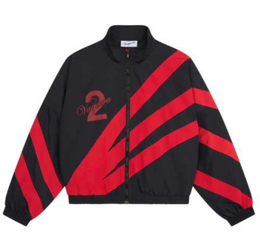 카리나가 착용한 스트리트 패션 브랜드 바케라(Vaquera)의 바람막이.