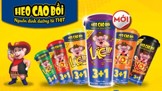 MSJ 히트 상품 ‘헤오 까오 보이(Heo Cao Boi)’. 소시지를 통에 넣고 치즈 분말을 뿌린 뒤 흔들어 먹는 재미 요소로 인기다.(진주햄 제공)