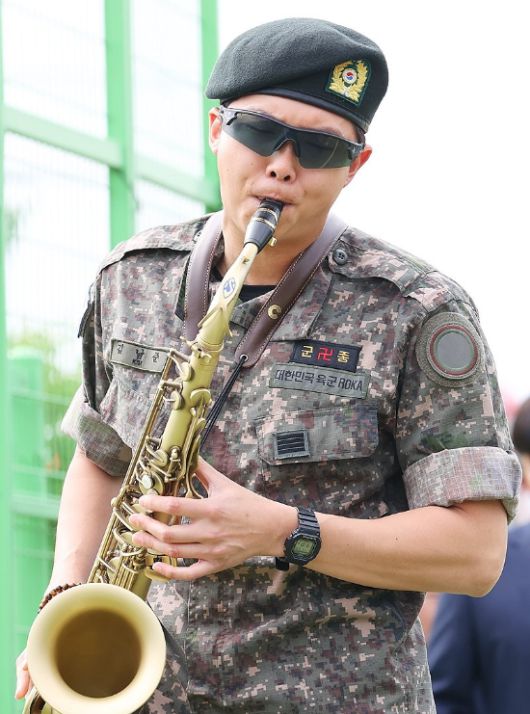 육군 현역 복무를 마치고 만기 전역한 그룹 방탄소년단(BTS) RM이 6월 10일 강원 춘천시 신북읍체육공원에서 열린 전역 기념행사에서 색소폰 연주를 하고 있다. (사진=연합뉴스)