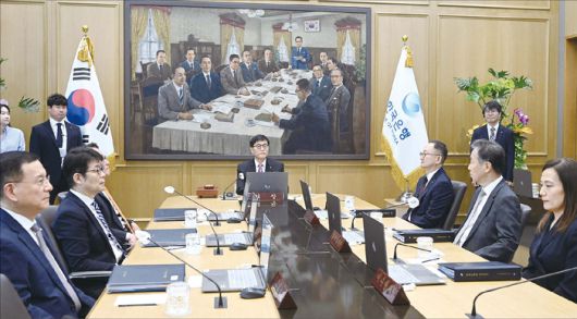 이창용 한국은행 총재가 지난 5월 29일 서울 중구 한국은행에서 금융통화위원회를 주재하는 모습. (사진공동취재단)