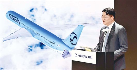 통합 대한항공의 출범을 앞두고 업계가 시끌시끌하다. 소비자 후생이 꺾일 것이란 우려까지 나온다. 사진은 조원태 한진그룹 회장이 서울 강서구 대한항공 본사에서 열린 신규 CI 공개 기자간담회에서 취재진의 질문에 답하고 있는 모습. (공항사진기자단 제공)
