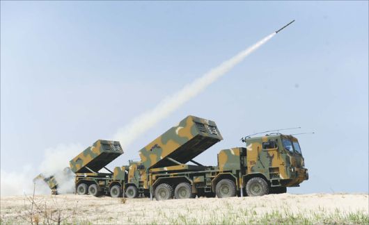 국제 정세가 불안해지자 한국 방산 업체들이 수혜를 입을 것이란 전망이 나온다. 한화에어로스페이스의 다연장로켓 ‘천무’.  (한화에어로스페이스 제공)