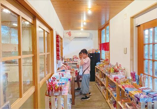 긴모쿠세이 우라야스 지점 입구는 작은 매점으로 만들어져 있다. 기자가 시설을 찾은 이날도 어린이들이 간식을 사고 있었다. 또 1층 로비 한편엔 아이들 책이 가득하다. (최창원 기자)