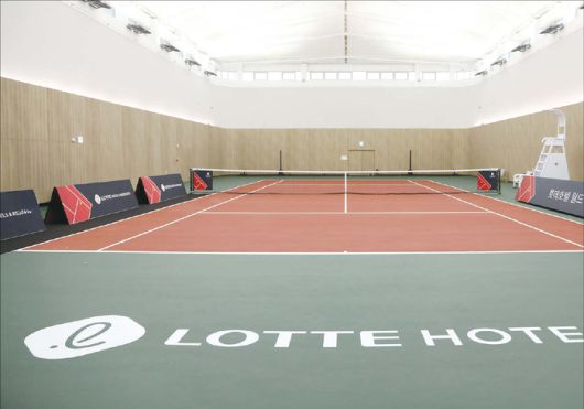 롯데호텔 월드는 높은 층고가 특징인 실내 테니스 코트를 개장했다. (롯데호텔앤리조트 제공)