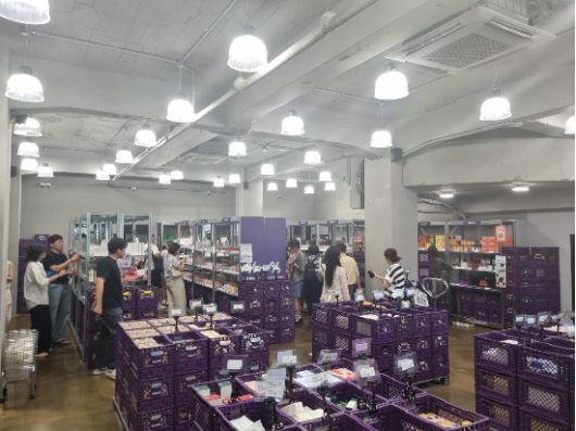 오프뷰티 매장 안 모습.