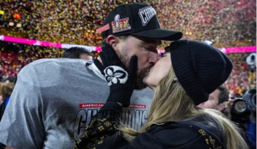 팝스타 테일러 스위프트(오른쪽)가 올해 1월 열린 NFL 아메리칸콘퍼런스 챔피언십 경기가 끝난 뒤, 연인 트래비스 켈시와 입맞춤하고 있다. (사진=AP 연합뉴스)