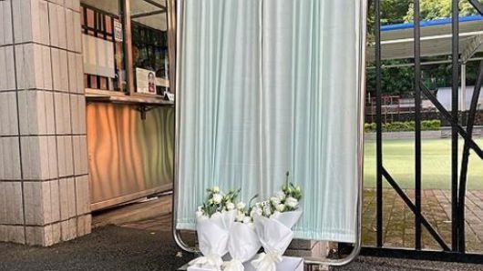 중국 광둥성에서 괴한의 흉기에 찔려 일본인 초등학생이 숨진 사건 이후 일본인학교 외부에 놓인 꽃다발. (사진=로이터 연합뉴스)