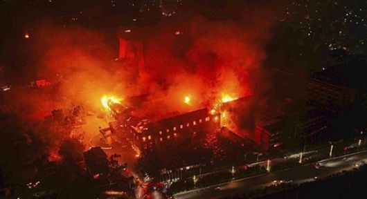 시위대 방화로 불타는 네팔 대통령 관저. (사진=AP연합뉴스)