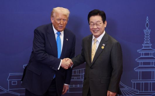 이재명 대통령이 29일 경북 경주 힐튼호텔 그랜드볼룸에서 열린 대통령 주최 정상 특별만찬에 앞서 도널드 트럼프 미국 대통령을 영접하고 있다.(사진=연합뉴스)