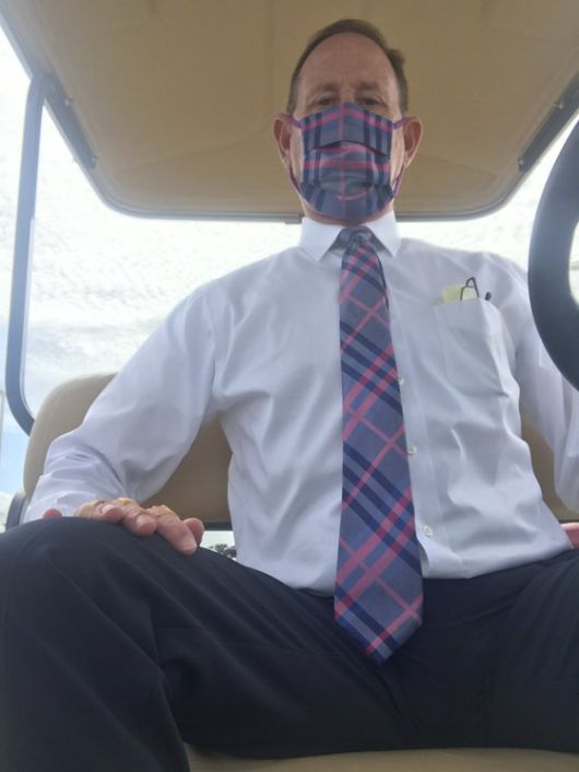 마스크와 넥타이를 깔맞춤한 스티브 몽고메리씨. [트위터 캡처]