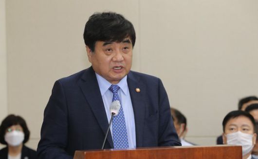 한상혁 방송통신위원회 위원장이 28일 오전 서울 여의도 국회에서 열린 과학기술정보방송통신위원회 전체회의에서 업무보고를 하고 있다. [연합뉴스]