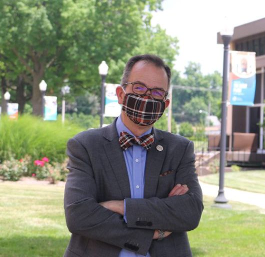 몽고메리씨의 사진을 보고 넥타이와 마스크를 깔맞춤한 사진을 따라 올린 남성. [트위터 캡처]