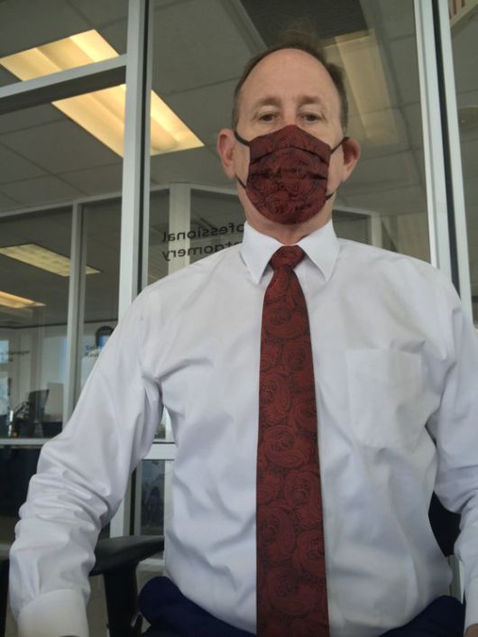 마스크와 넥타이를 깔맞춤한 스티브 몽고메리씨. [트위터 캡처]