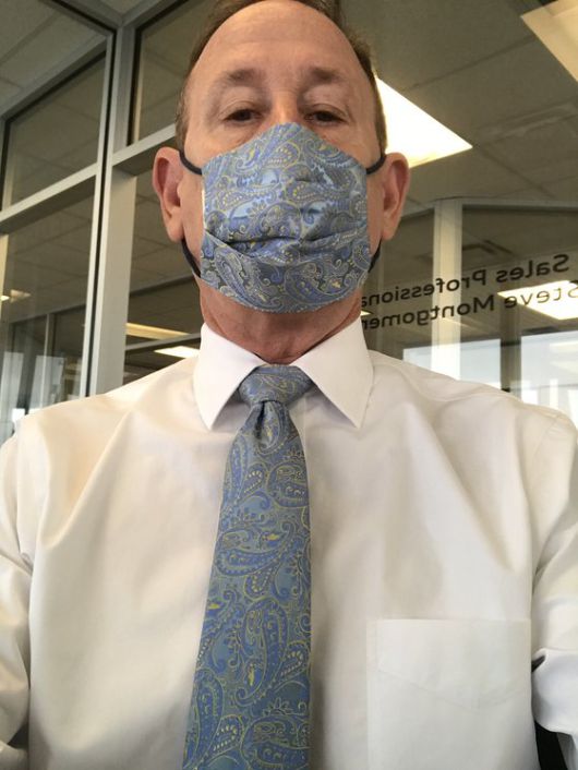 마스크와 넥타이를 깔맞춤한 스티브 몽고메리씨. [트위터 캡처]