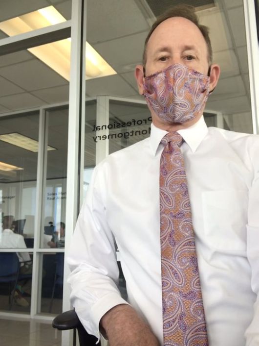 마스크와 넥타이를 깔맞춤한 스티브 몽고메리씨. 행거치프로 마스크를 만들었다. [트위터 캡처]