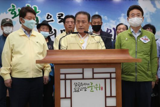 대구경북통합신공항 이전부지 결정 시한을 하루 남겨둔 30일 오후 공동후보지(군위군 소보면·의성군 비안면) 유치 신청에 대한 극적인 합의가 이뤄진 가운데 권영진 대구시장, 김영만 군위군수, 이철우 경북도지사(왼쪽부터)가 군위군청 대회의실에서 결과를 발표하고 있다. [뉴스1]