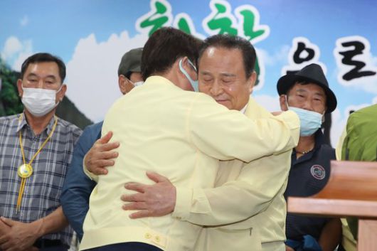 대구경북통합신공항 이전부지 결정 시한을 하루 남겨둔 30일 오후 공동후보지(군위군 소보면·의성군 비안면) 유치 신청에 대한 극적인 합의가 이뤄진 가운데 권영진 대구시장과 김영만 군위군수가 군위군청 대회의실에서 결과 발표를 마친 뒤 포옹하고 있다. [뉴스1]