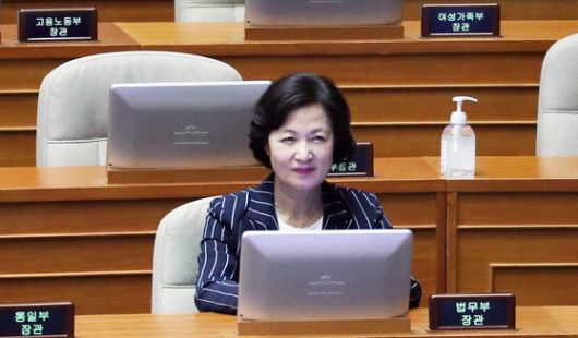 추미애 법무부 장관이 30일 오후 국회 본회의에 참석, 미소짓고 있다. 연합뉴스