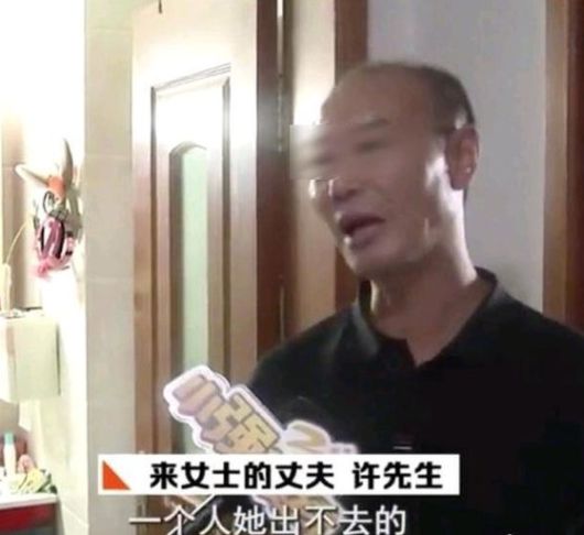 실종 신고 후 실종자의 남편의 현지 매체와 인터뷰를 하고 있다. [사진=진르터우탸오]