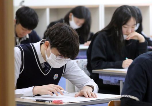 (세종=뉴스1) 장수영 기자 = 2020년 전국연합학력평가가 치러진 21일 오전 세종시 보람고등학교에서 고3 학생들이 답안지를 작성하고 있다. 2020.5.21/뉴스1